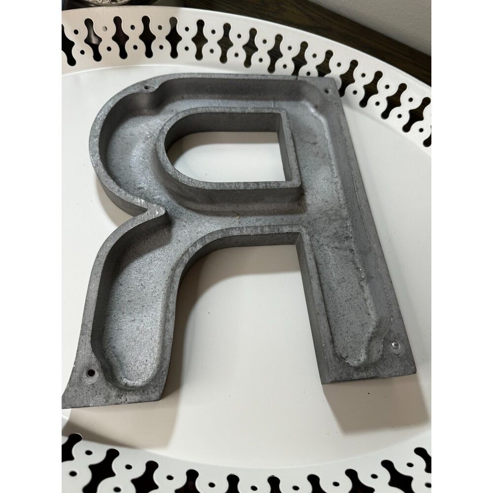 Vintage Industrial Chic metal letter - salvaged sign letter R - Picture 4 of 5